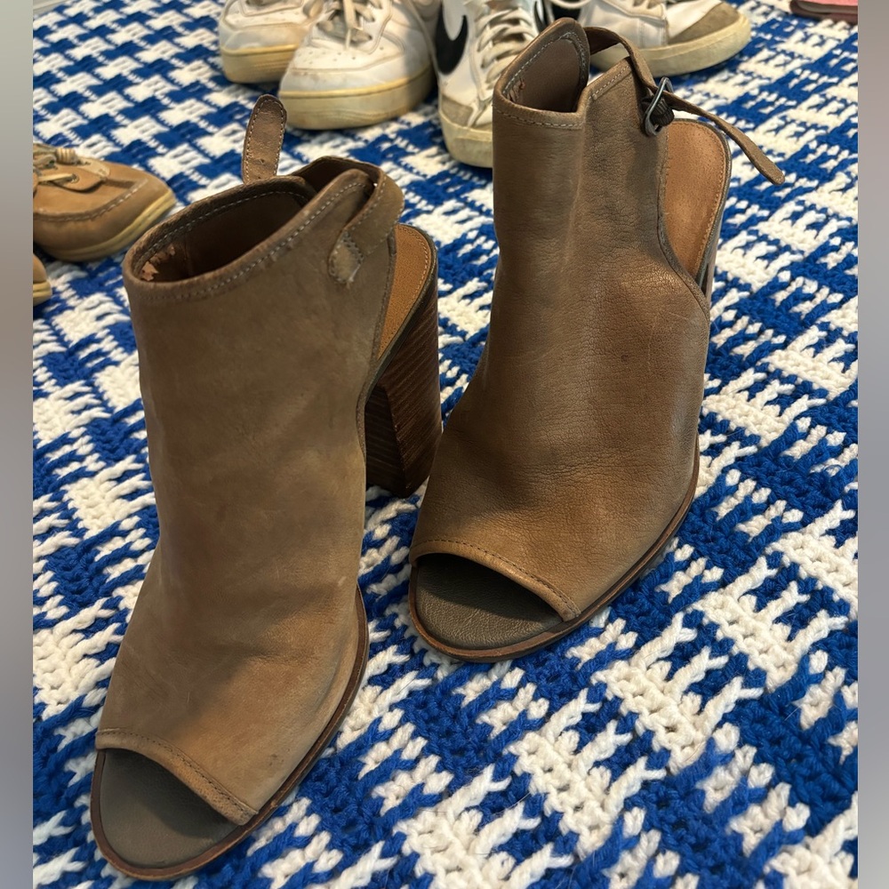 Leather, peep toe, Lucky Brand heels!